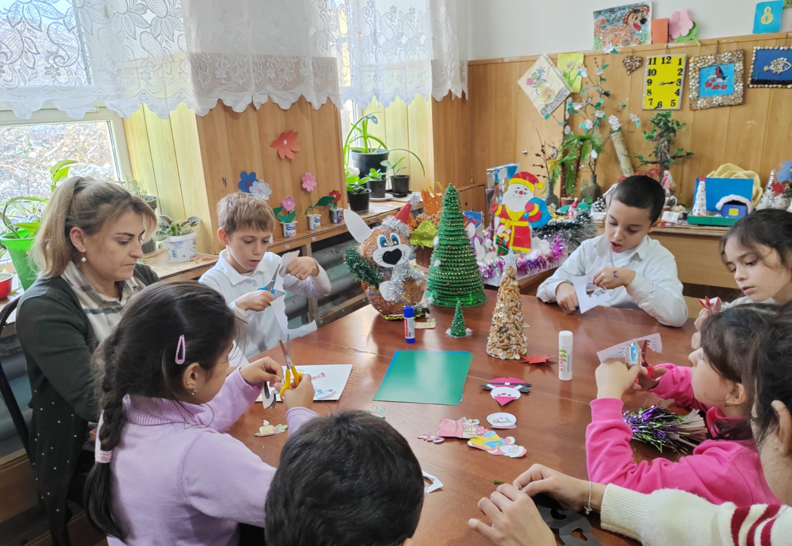 Обучение детей изготовлению новогодних игрушек и снежинок из бумаги