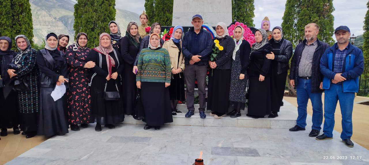 В День памяти и скорби в Гумбетовском  районе прошла церемония возложения цветов к воинскому мемориалу