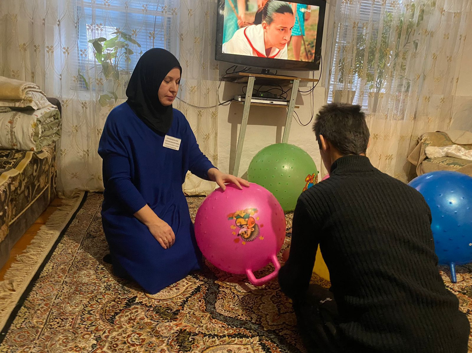 В рабочий день специалиста по работе семьёй и детьми Алиевой Максалины входит посещение своих подопечных, оказывание педагогических услуг и организация досуга для детей.