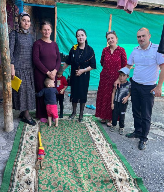 Посещение на дому социально-опасной семьи в с. Ругуджа.