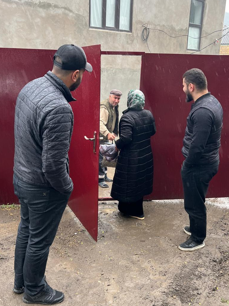 В преддверии дня Победы 9 мая специалисты КЦСОН Докузпаринского района посетили и поздравили семьи участников СВО