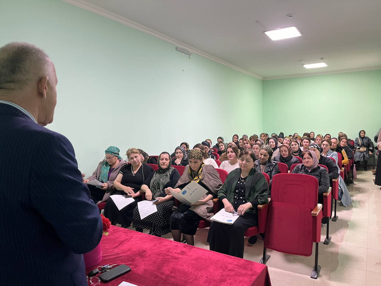 8 апреля 2024г. в Комплексном центре состоялось отчетное собрание по итогам работы учреждения за 1 квартал 2024год. На собрании присутствовали все работники Центра.