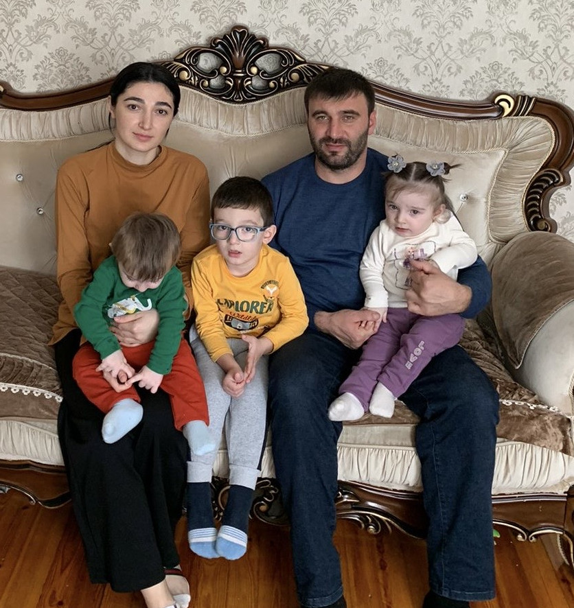 Обыкновенная семья, живущая своими радостями и заботами, в которой любят жизнь, друг друга, умеют ценить каждую минуту, проведённую вместе.