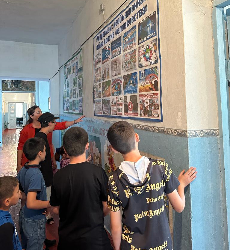 Специалист по работе семьей Джалилова Марзият провела акцию в районной библиотеке : «Я против экстремизма и терроризма.»