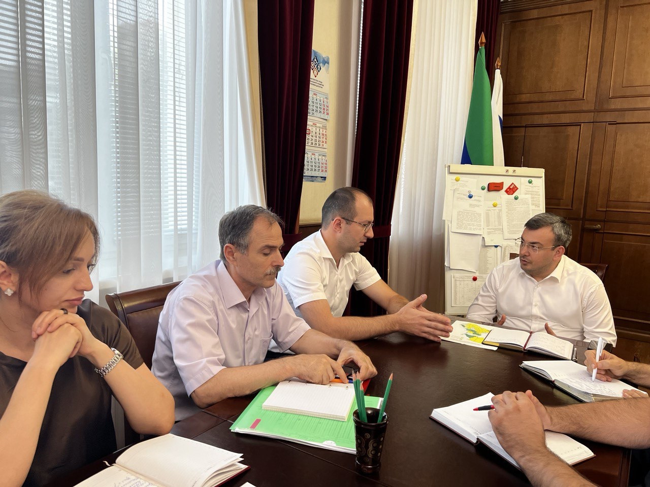 В Минтруда Дагестана под руководством врио министра Магомедзагида Кихасурова прошло совещание с участием директора МФЦ в РД Магомедэмина Арсланалиева, по вопросам организации межведомственного взаимодействия.