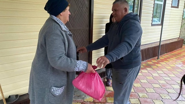 В преддверии Дня матери Комплексный центр социального обслуживания Кизлярского района организовал адресную материальную помощь семьям погибших участников СВО.