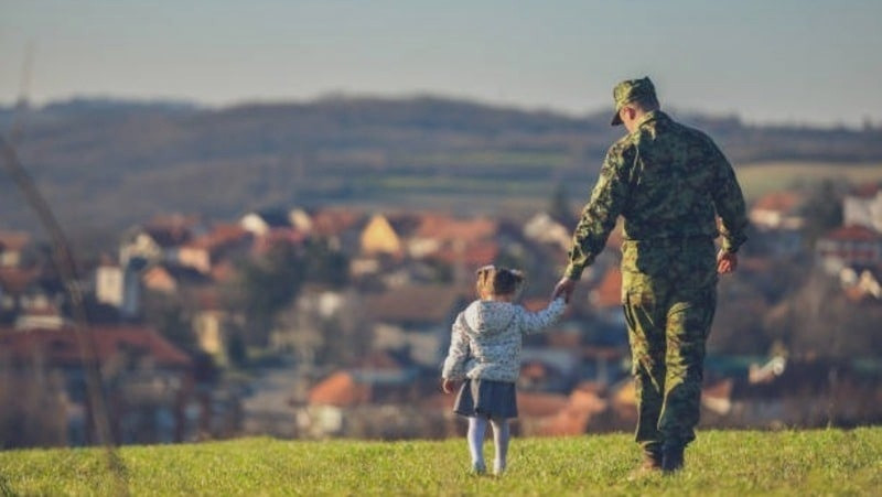 ​Дети военнослужащих, добровольцев получат право на первоочередной приём в школы, детсады по месту жительства, а также в летние лагеря.