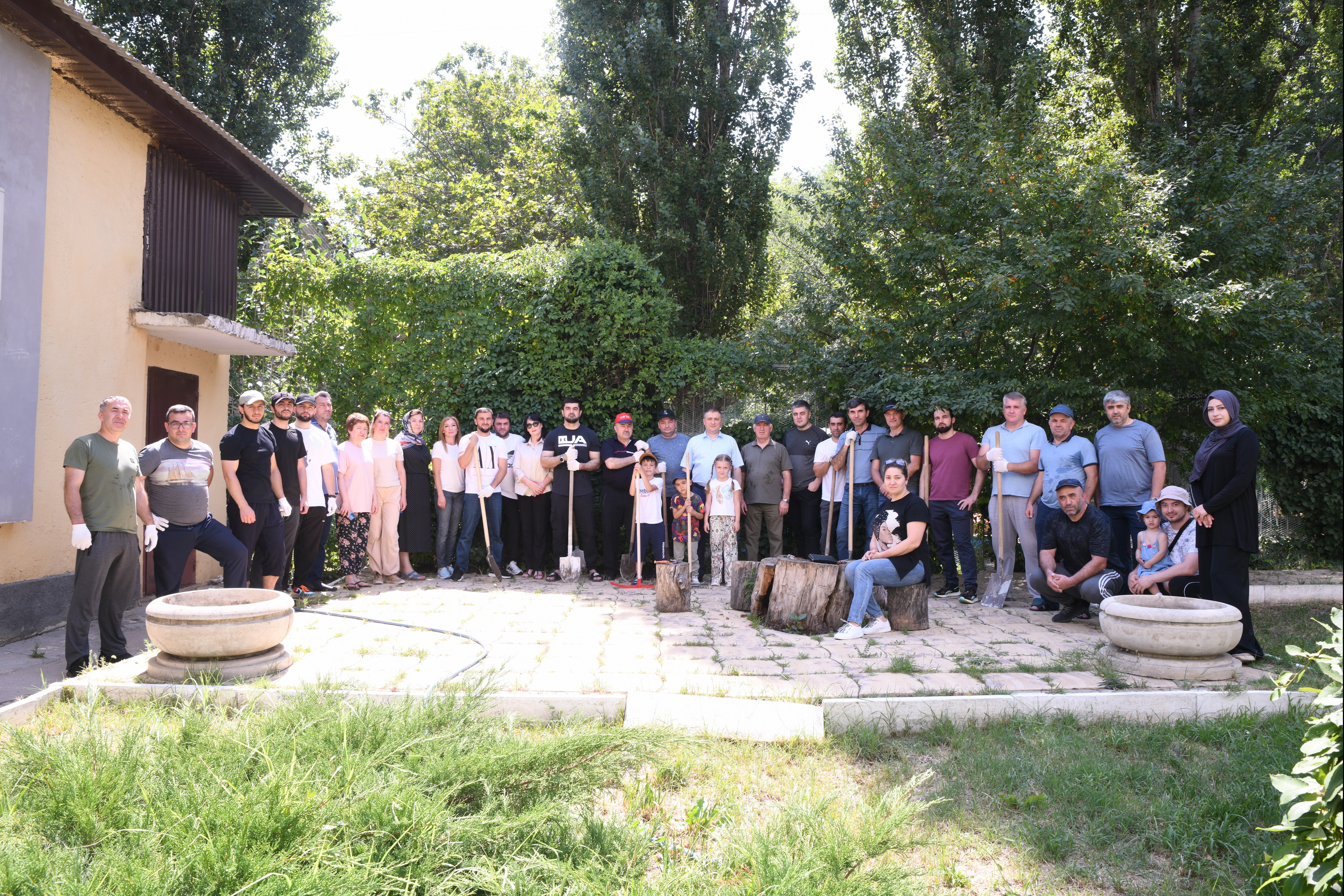 Коллектив Минтруда Дагестана принял участие в городском субботнике