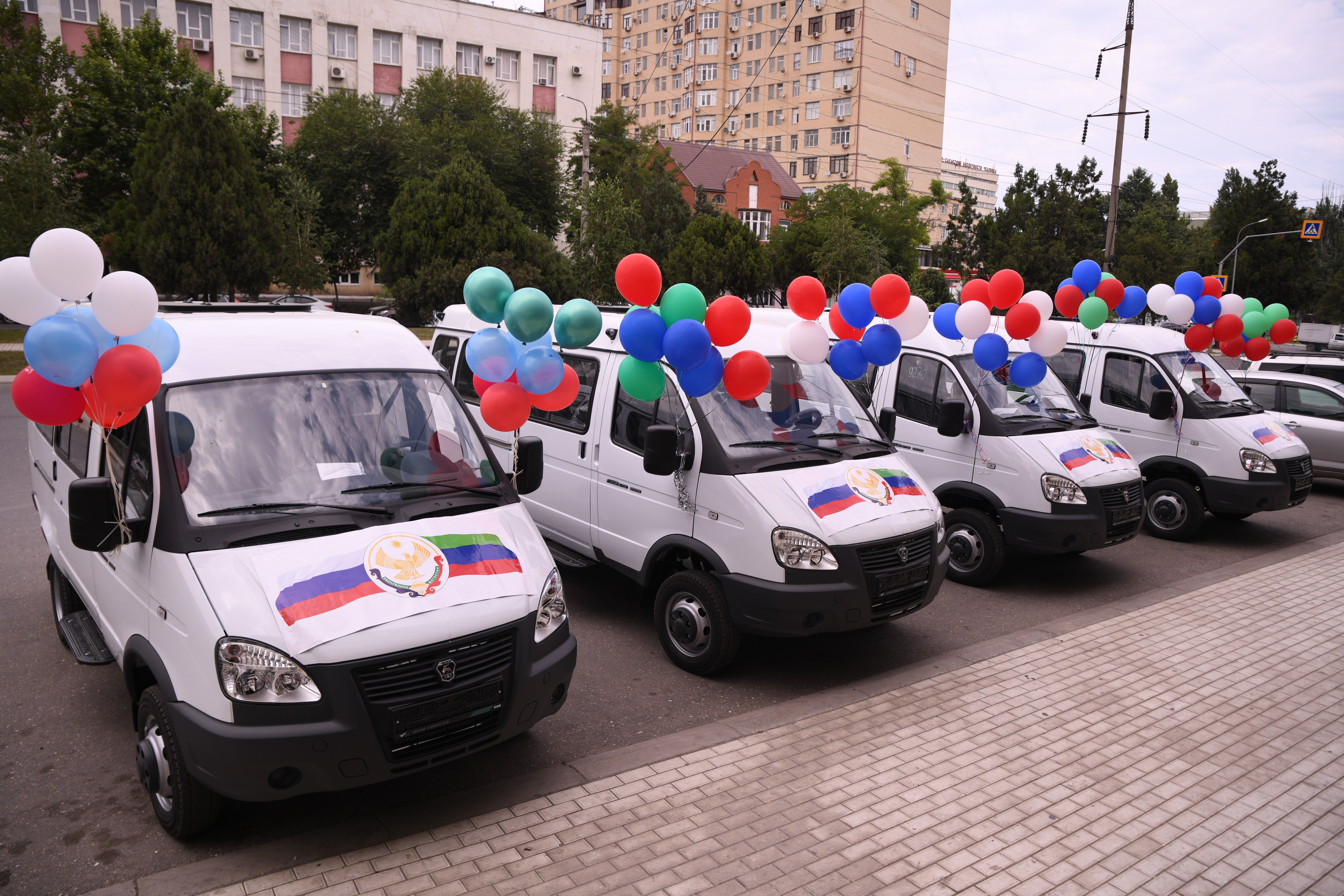 В Министерстве труда вручили малоимущим многодетным семьям ключи от новых  микроавтобусов | Министерство труда и социального развития Республики  Дагестан