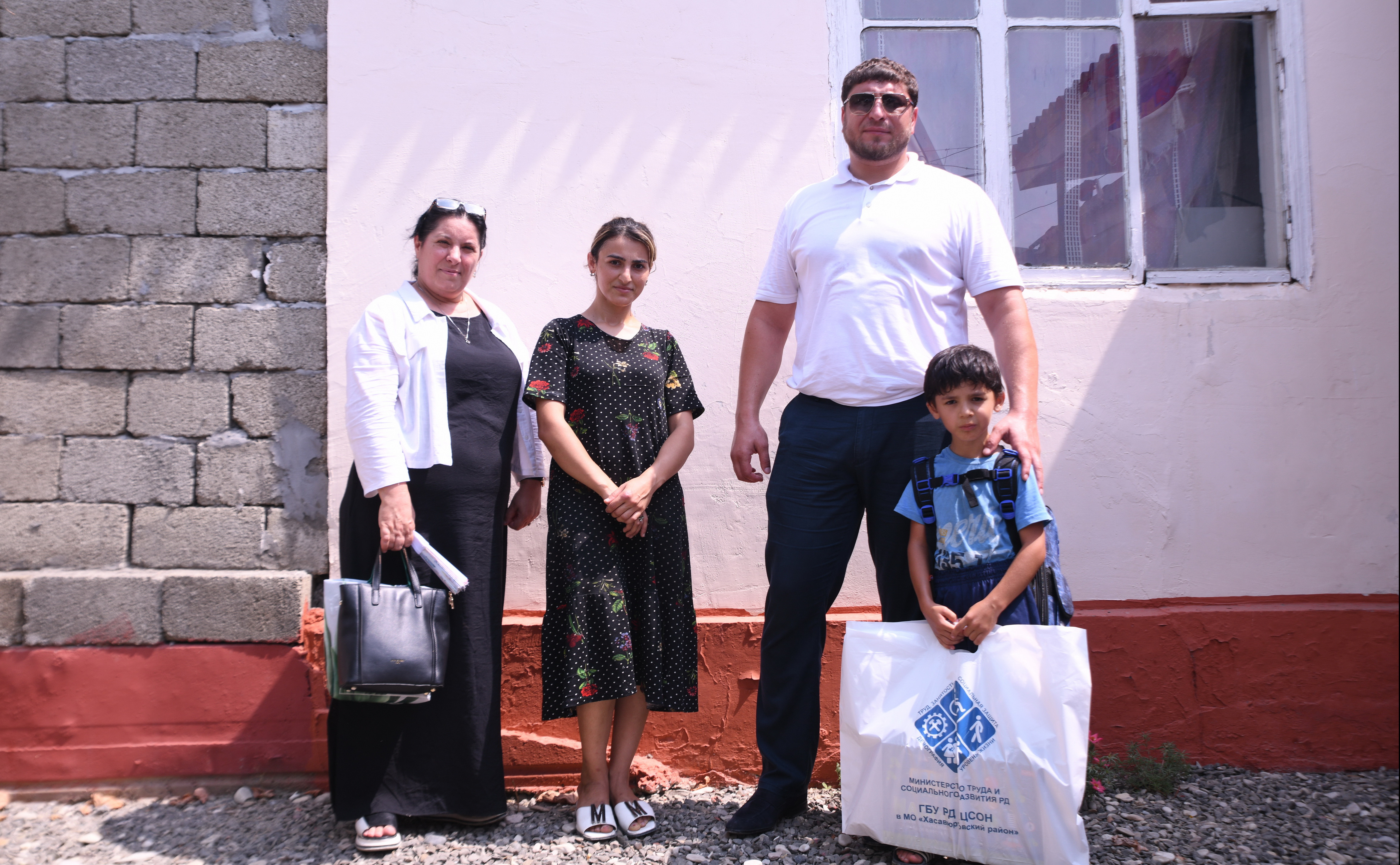 Социальные работники Минтруда Дагестана в Хасавюртовском районе помогли первоклассникам из семей участников СВО собраться в школу