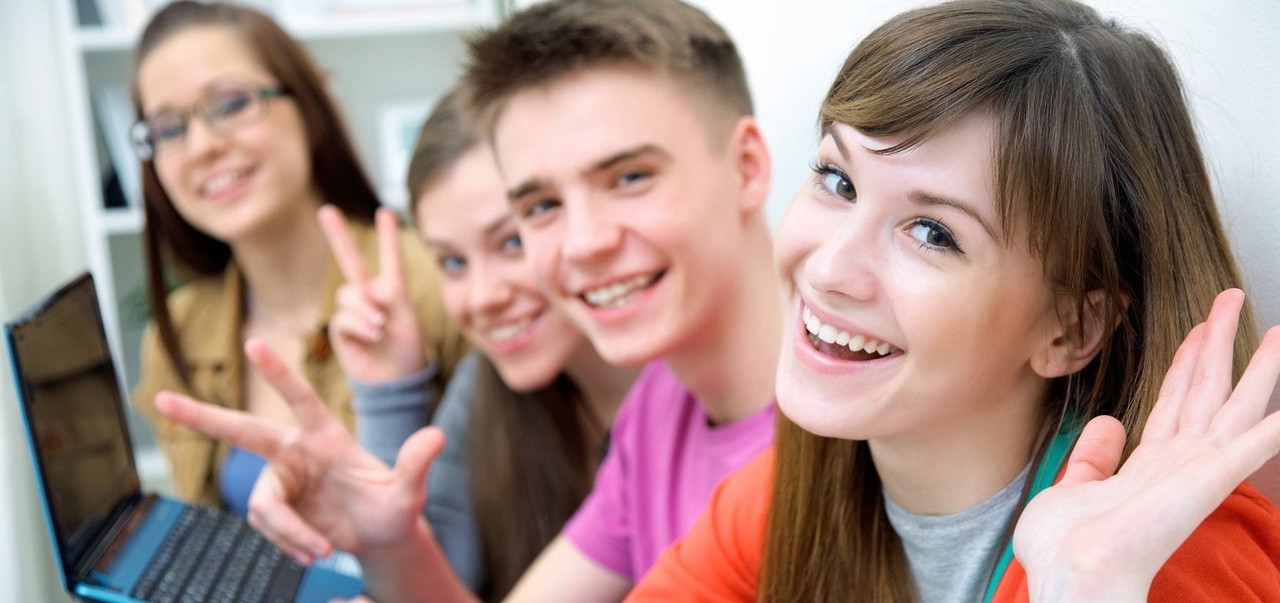 Каким семьям назначается выплата ежемесячного пособия на ребенка в возрасте от 17 до 18 лет?