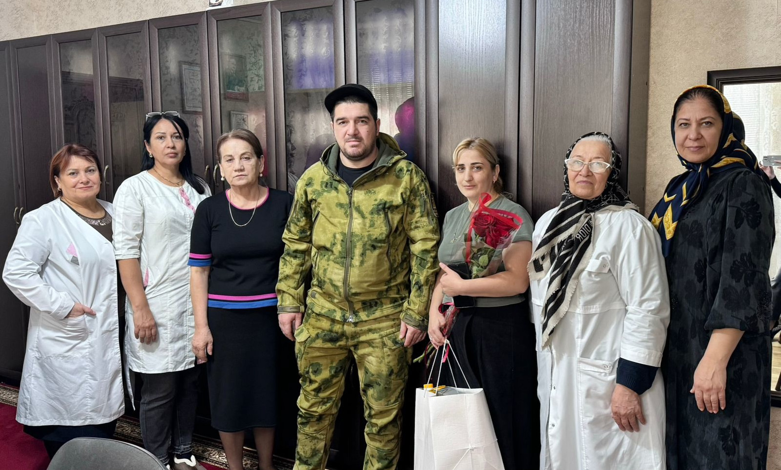 Работники Реабилитационного центра Минтруда РД в городе Избербаше встретились с участником специальной военной операции