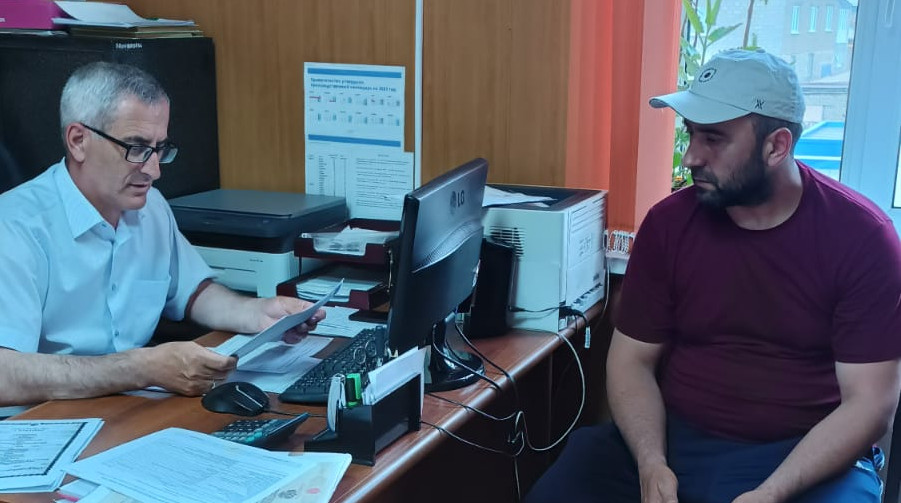 В Управлении социальной защиты Курахского района помогли собрать документы многодетной семье для участия в программе догазификации