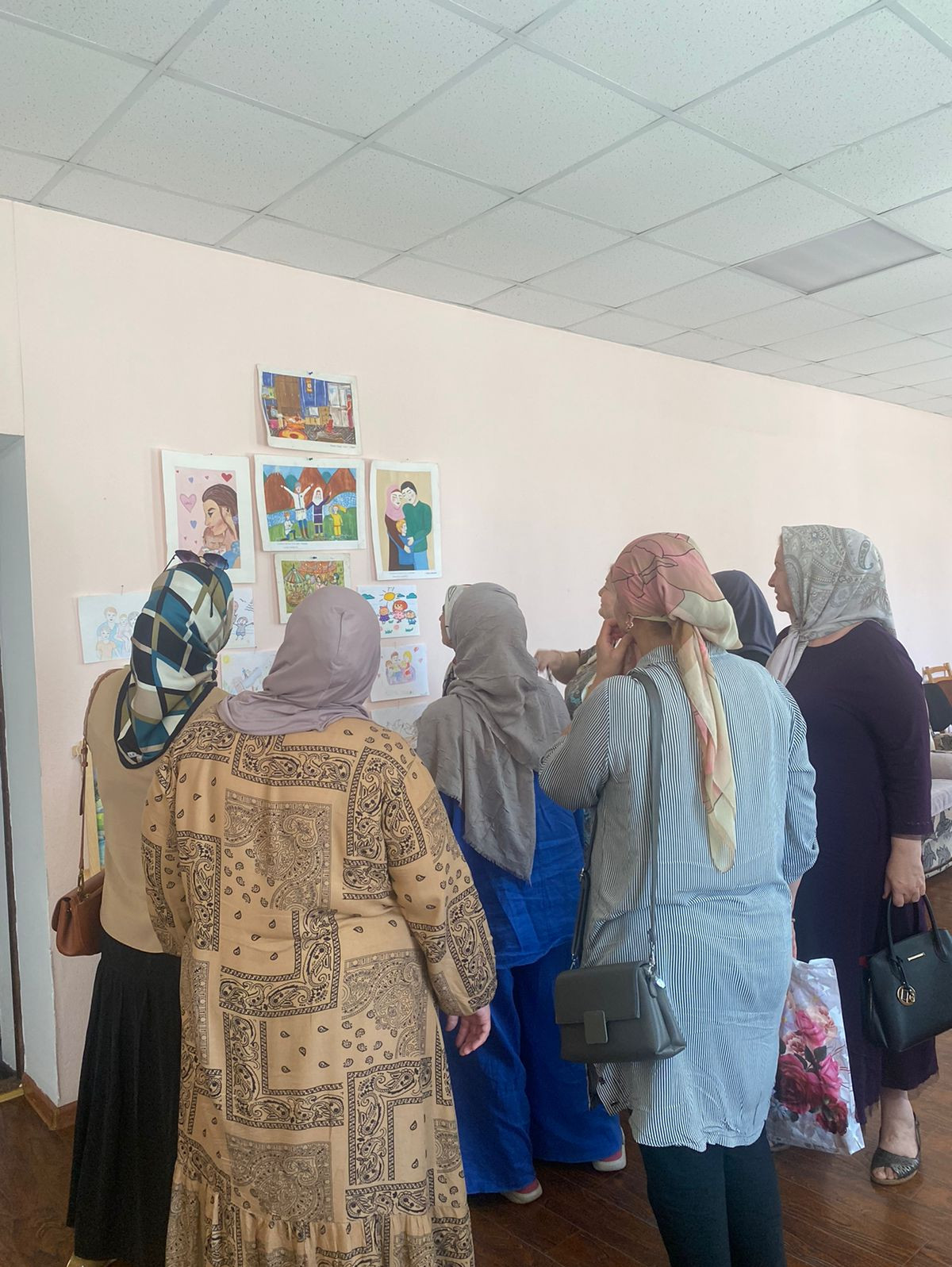 Выставка детских рисунков на тему:  "Моя семья"