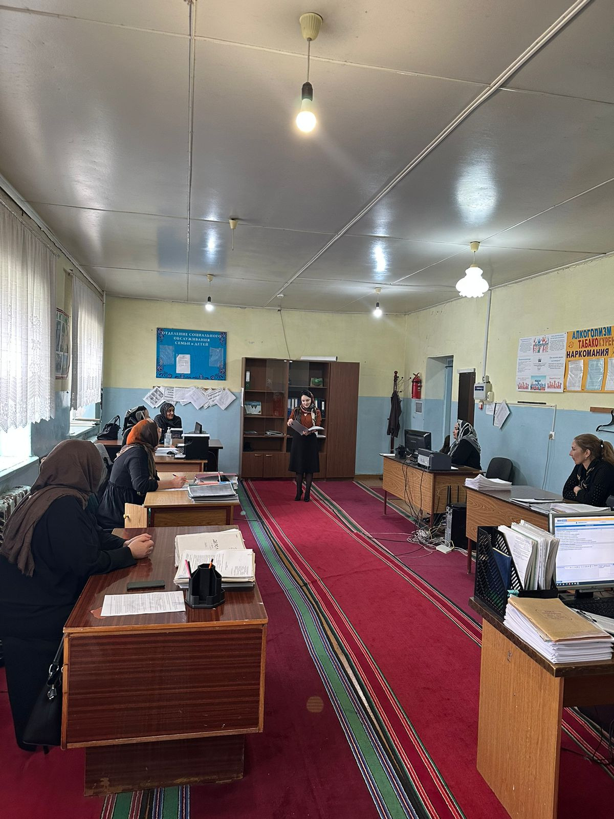 Юрист ГБУ РД КЦСОН в МО "Левашинский район" Газимагомедова  Рукият И. провела семинар среди работников отдела семьи и детей: " Профилактика правонарушений, бродяжничества безнадзорности.