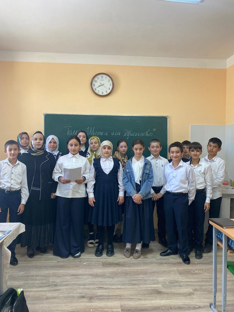 ?Специалист по работе с семьей Центра социального обслуживания населения Магомедова Зайнаб провела беседу с детьми 6кл на тему "Шутка или хулиганство".