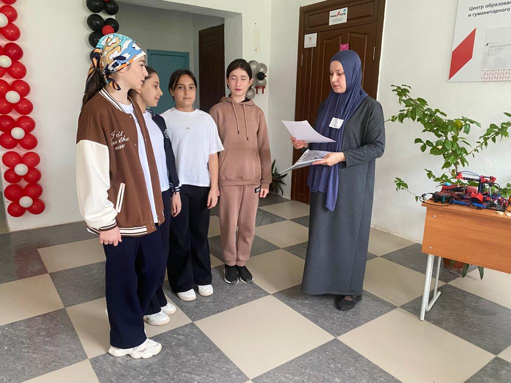 Специалист по работе с семьей и детьми, Алиева Максалина, провела беседу среди детей о вреде наркотиков и электронных сигарет.