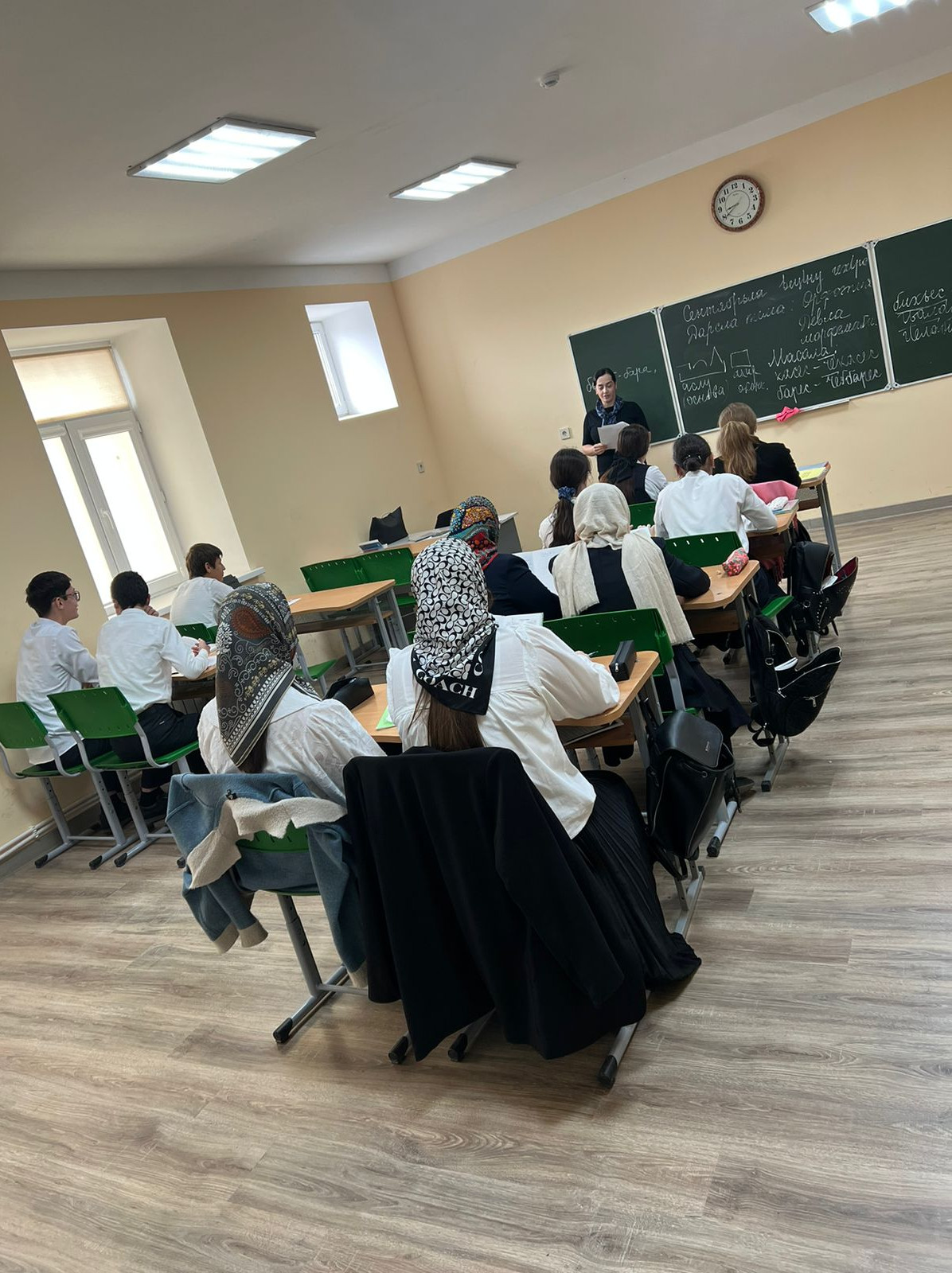 Специалист по соц.работе центра социального обслуживания населения Абдурашидова Зайнаб провела лекцию в школе №2 среди учащихся 9-х классов на тему: "Профилактика правонарушений несовершеннолетних".