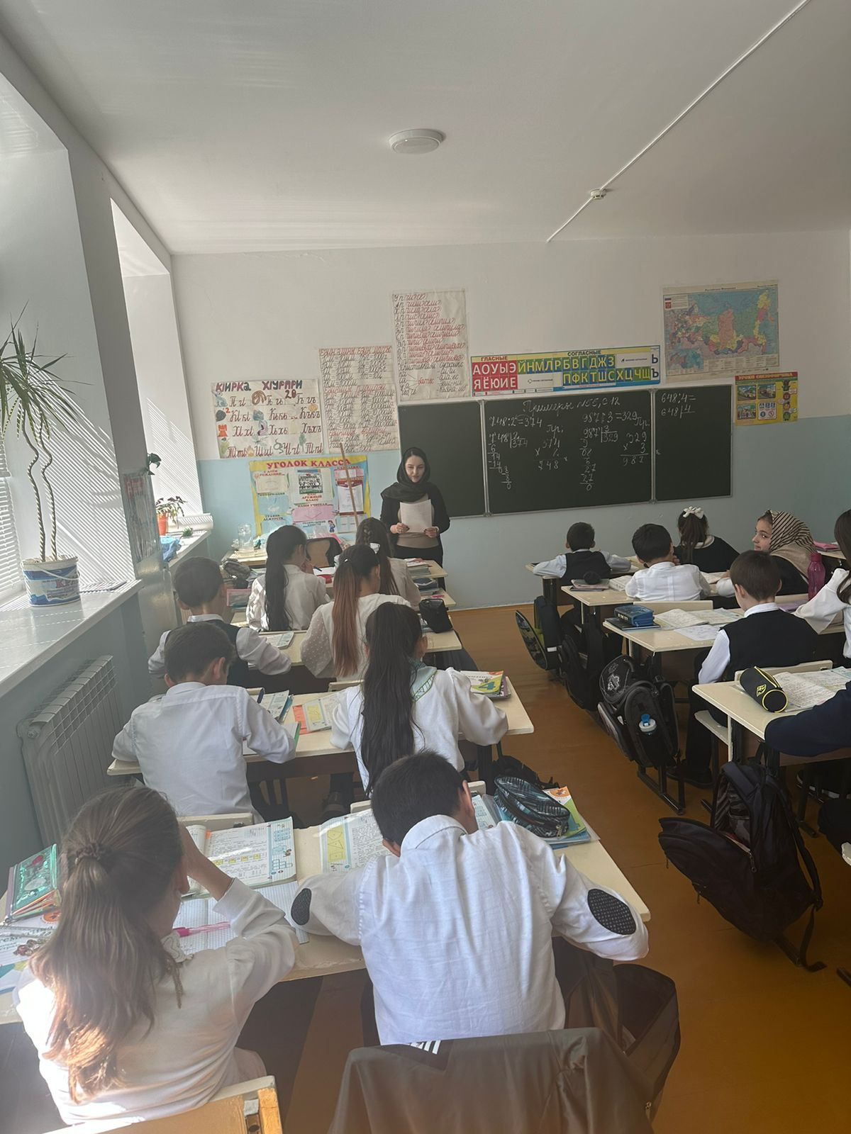 Юрист Центра социального обслуживания  населения " Левашинский район" Газимагомедова Рукият провела беседу среди школьников  ЛСШ 2 на тему: " Виды наказания за правонарушения и преступления".