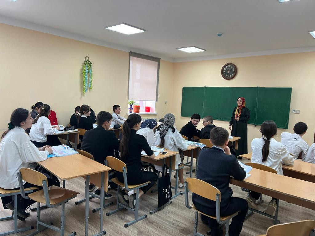 Специалист по работе с семьёй центра соц.обслуживания населения, отделения на дому детей и семей с детьми Багандова Аминат провела лекцию среди 9-10 классов на тему: «Токсикомания  наркомания и подросток»