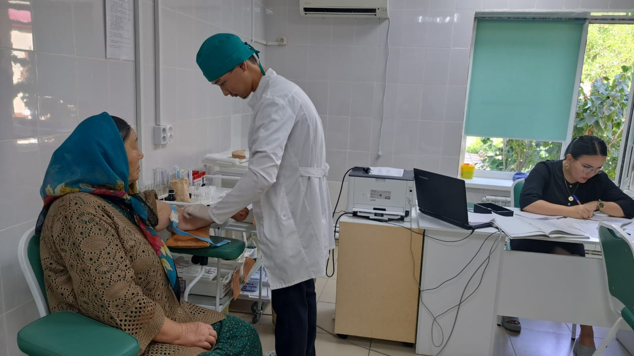 Социальные работники Минтруда Дагестана обеспечивают доставку пожилых граждан в медучреждения, в рамках нацпроекта «Демография»