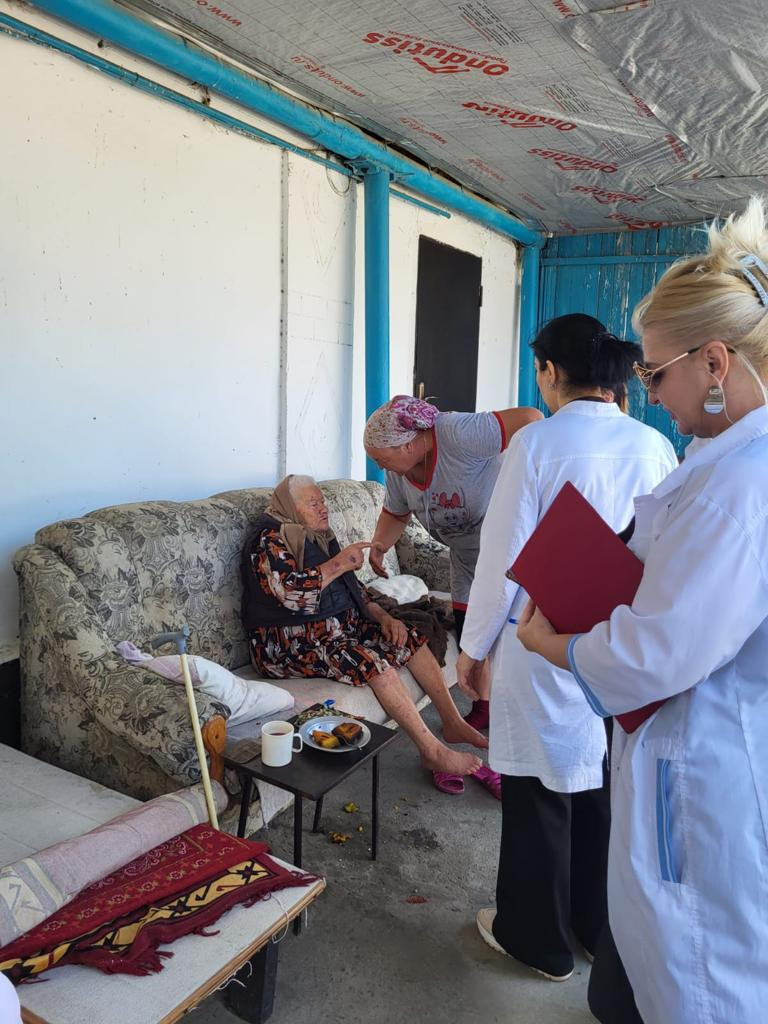 Социальные работники Минтруда Дагестана в Кумторкалинском районе обеспечили пожилых граждан медицинским осмотром в рамках нацпроекта «Демография»