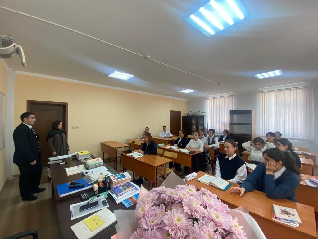 Специалист по работе с семьёй отделения на дому детей и семей с детьми Багандова Аминат совместно со студентом 3 курса СКИ ВГУЮ (РПАМинюста России) Алиевым Магомедом Г. провели лекцию среди 9-11 классов «Наркомания среди подростков»