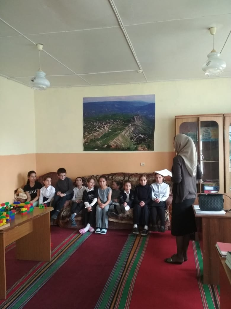 В ГБУ РД КЦСОН психолог отделения дневного пребывания Гаджиева Д.М провела беседу на тему " Уважение к самому себе". Цель : формирование осознанного представления об уважении и самоуважении.