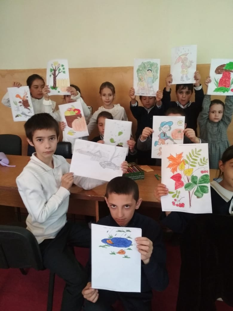 Психолог центра социального обслуживания населения, отделения дневного пребывания Гаджиева Джамиля провела тренинговые занятия на тему: " Золотая осень". Знакомство с осенью, упражнения на общую осведомленность, внимание, совместное творчество.