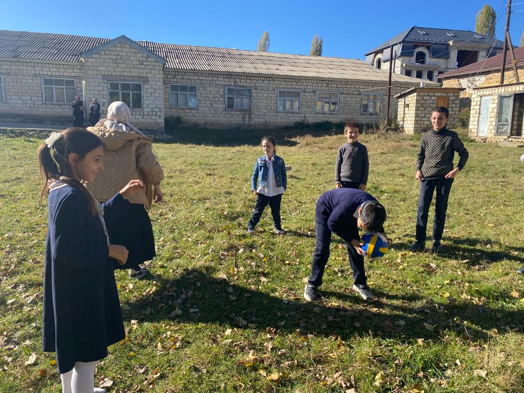 Специалист по соц.работе Магомедова Зайнаб еженедельно проводит игры на свежем воздухе с детьми отделения дневного пребывания. Проводит беседы с детьми про здоровый образ жизни , как профилактика от болезней и укрепления организма в целом.