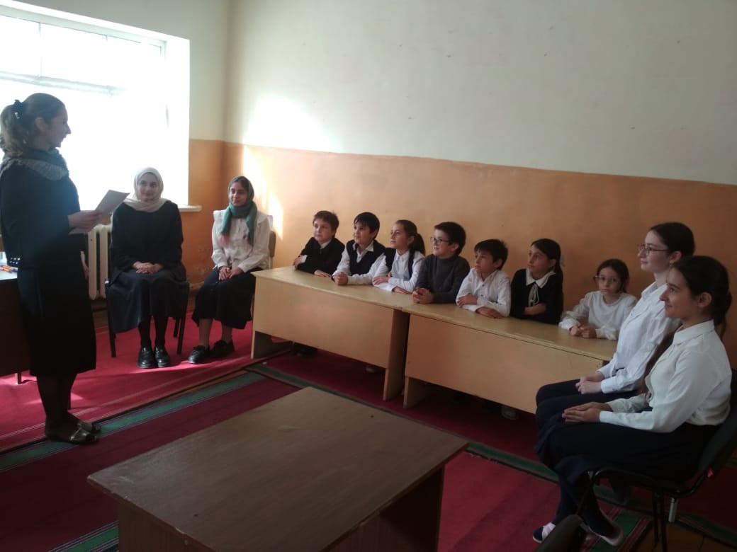 ?Психолог отделения дневного пребывания Гаджиева Джамиля провела беседу на тему: " Люди существуют друг для друга". Цель: развивать навыки безконфликтного общения.