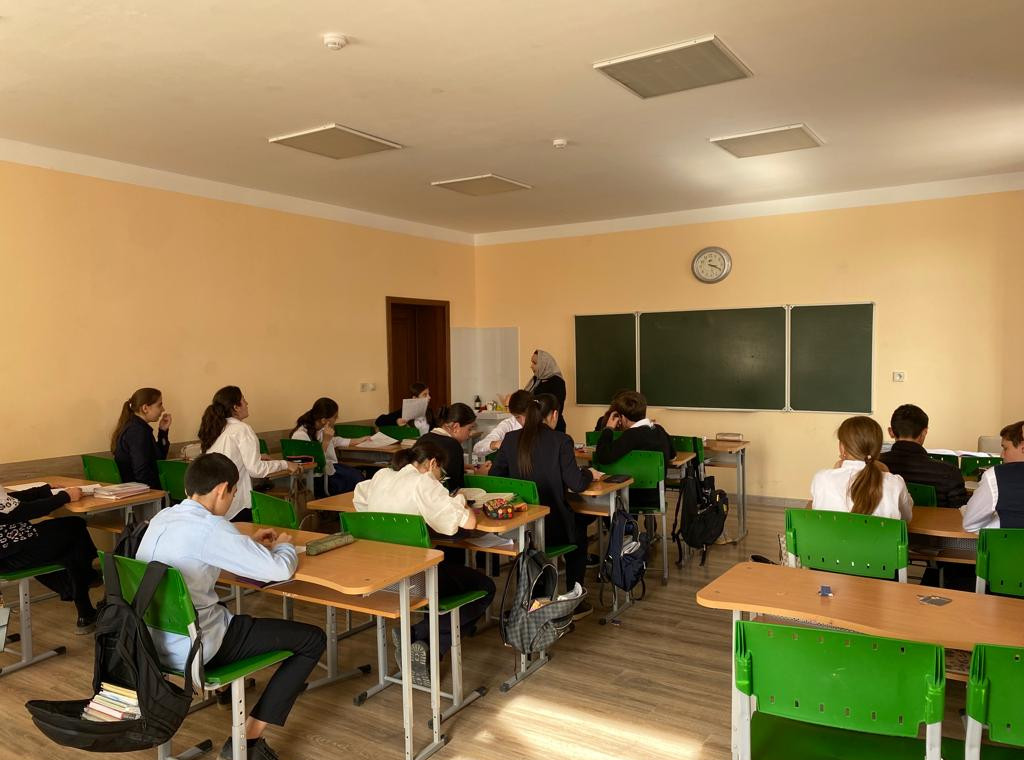 Специалист по соц.работе Магомедова Зайнаб провела беседу среди учеников 8 кл на тему "Профилактика употребления психоактивных веществ среди подростков".