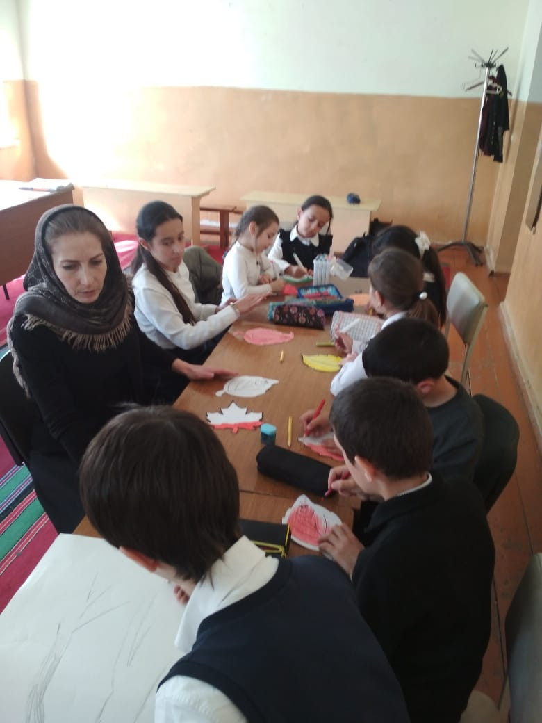 Психолог отделения дневного пребывания Гаджиева Д. М провела тренинговые занятия на тему: " Осеннее дерево дружбы". Совместное творчество, внимание, развитие воображения, доверие и дружба друг другу.