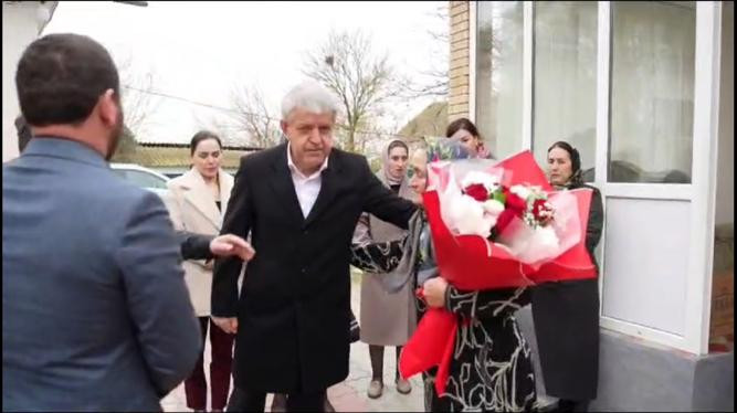 Поздравление матерей погибших военнослужащих с Днем матери