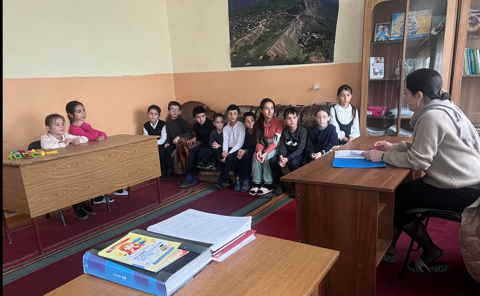 Специалист по социальной работе Центра социального обслуживания населения Абдурашидова Зайнаб М.провела беседу среди детей посещающие отделение центра на тему: «Профилактика правонарушений несовершеннолетних».