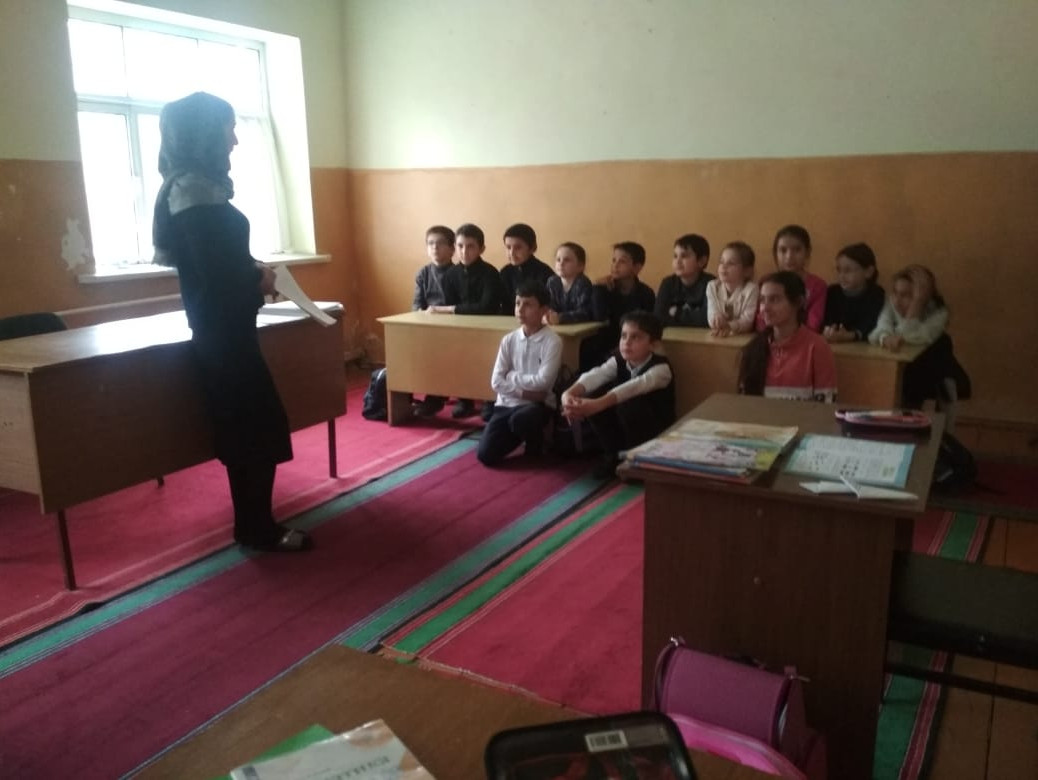 Психолог отделения дневного пребывания Гаджиева Д.М провела беседу на тему:"Общение". Цель: сформировать правила общения, уметь видеть в другом человеке хорошее. Задачи: что является важным в общении