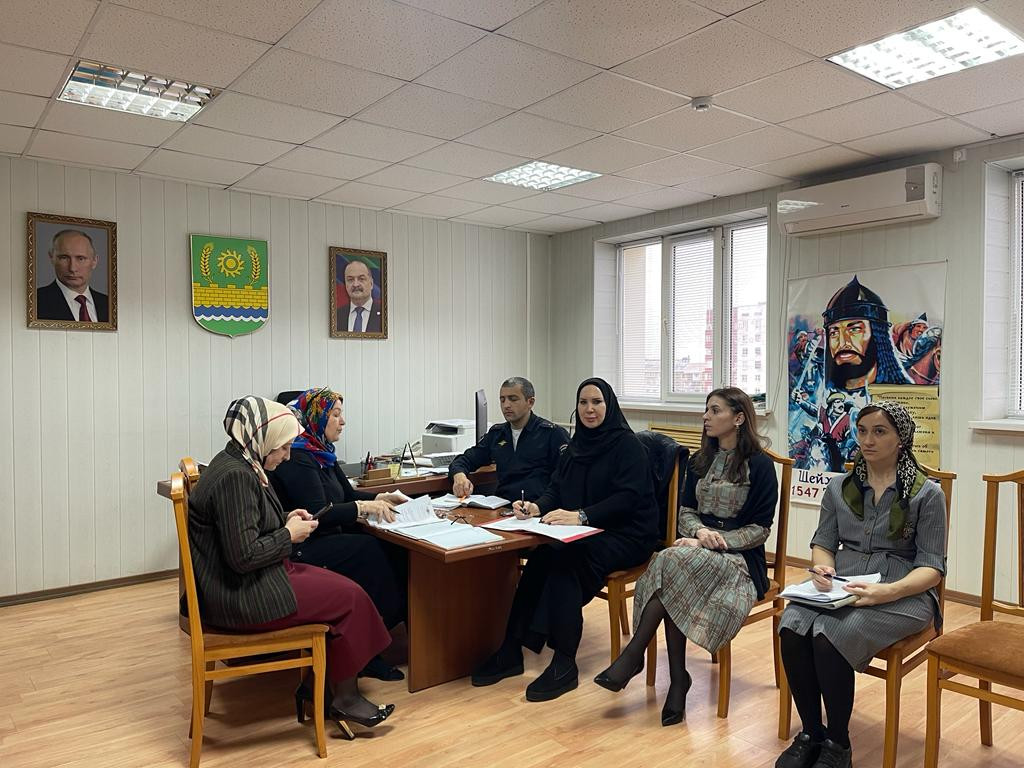 08.12.2023г. Психолог в  социальной сфере Патимат  Исмаилова на заседании КДН и ЗП.