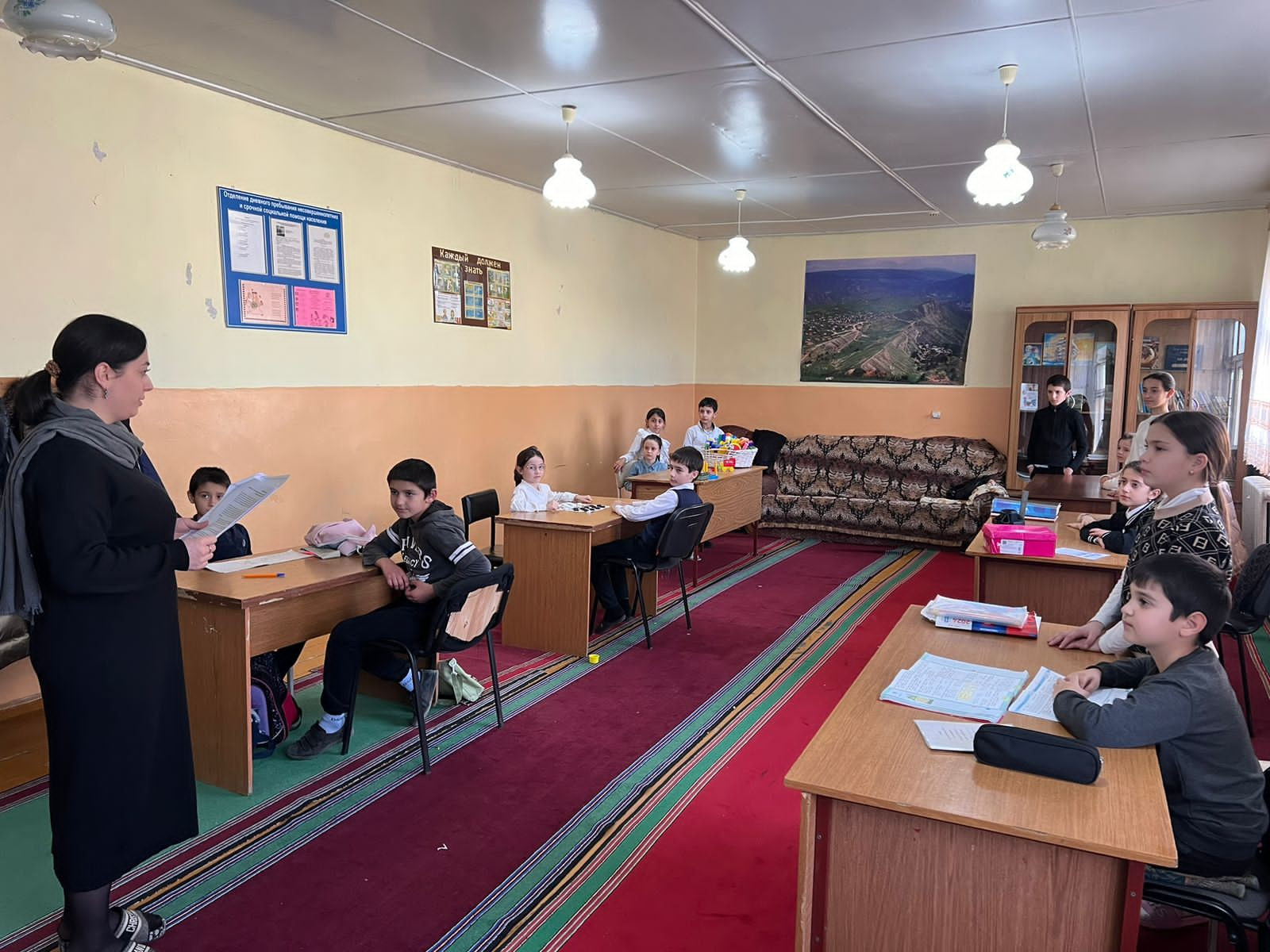 Специалист по социальной работе Центра социального обслуживания населения «Левашинский район» Абдурашидова Зайнаб М. провела беседу среди детей посещающие отделение центра на тему: «Мы против насилия и экстремизма».