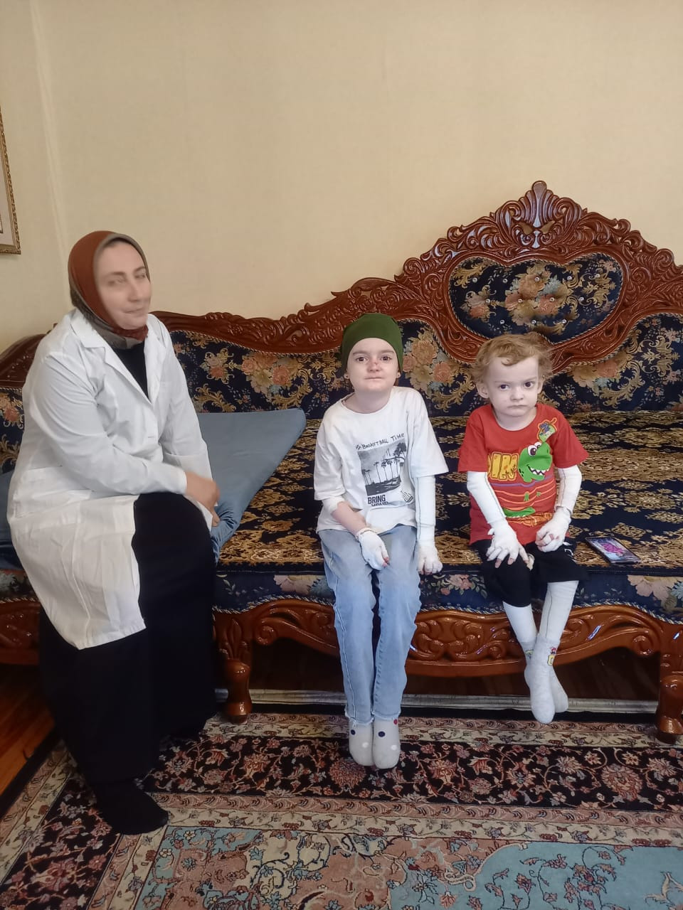 Медсестра по массажу Центра Социального обслуживания населения  "Левашинский район" Алиева А.И. посетила семью с детьми инвалидами из с.Куппа  для оказания медицинской помощи. У детей   буллезный эпидермолиз  "синдром бабочки".