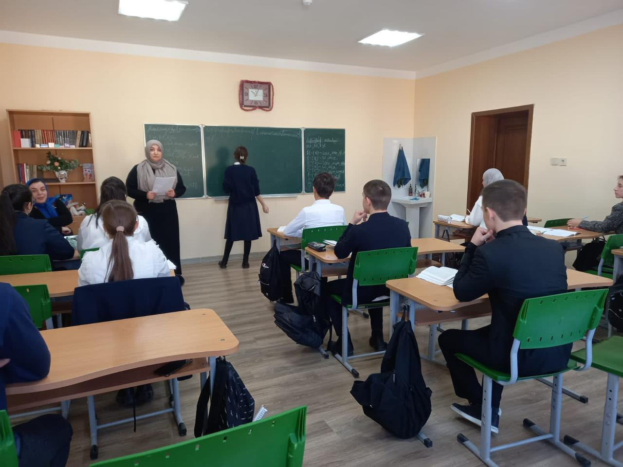 Специалист по работе с семьей Каймаразова Зайнаб провела лекцию среди старшеклассников Профилактику курение , алкоголизм, наркомание у несовершеннолетних.