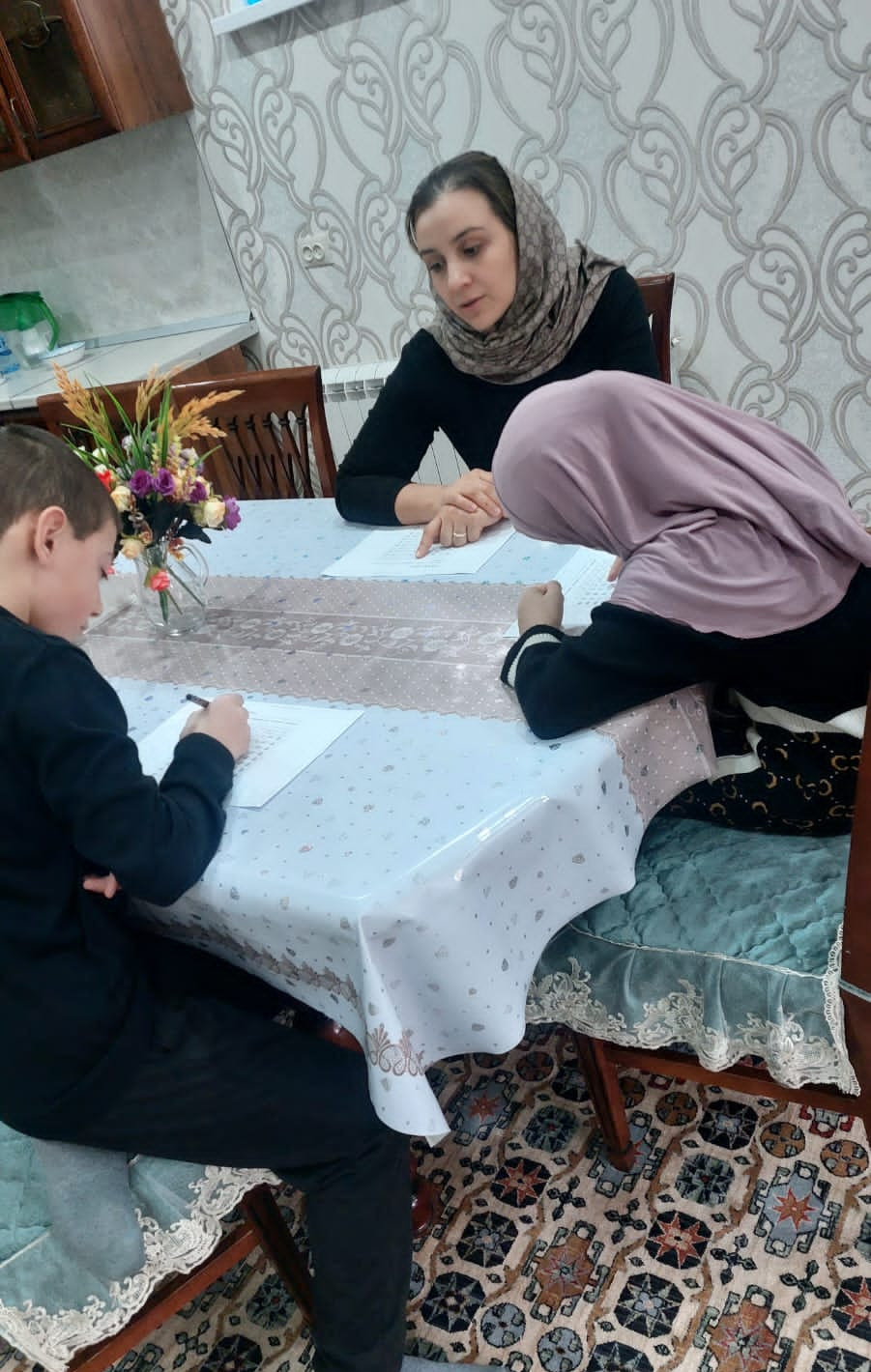 Психолог центра Социального обслуживания населения, отделения на дому детей и семей с детьми Алишейхова З.Я провела беседу с детьми возвращённых из Сирии на тему:»Тест на определение темперамента»