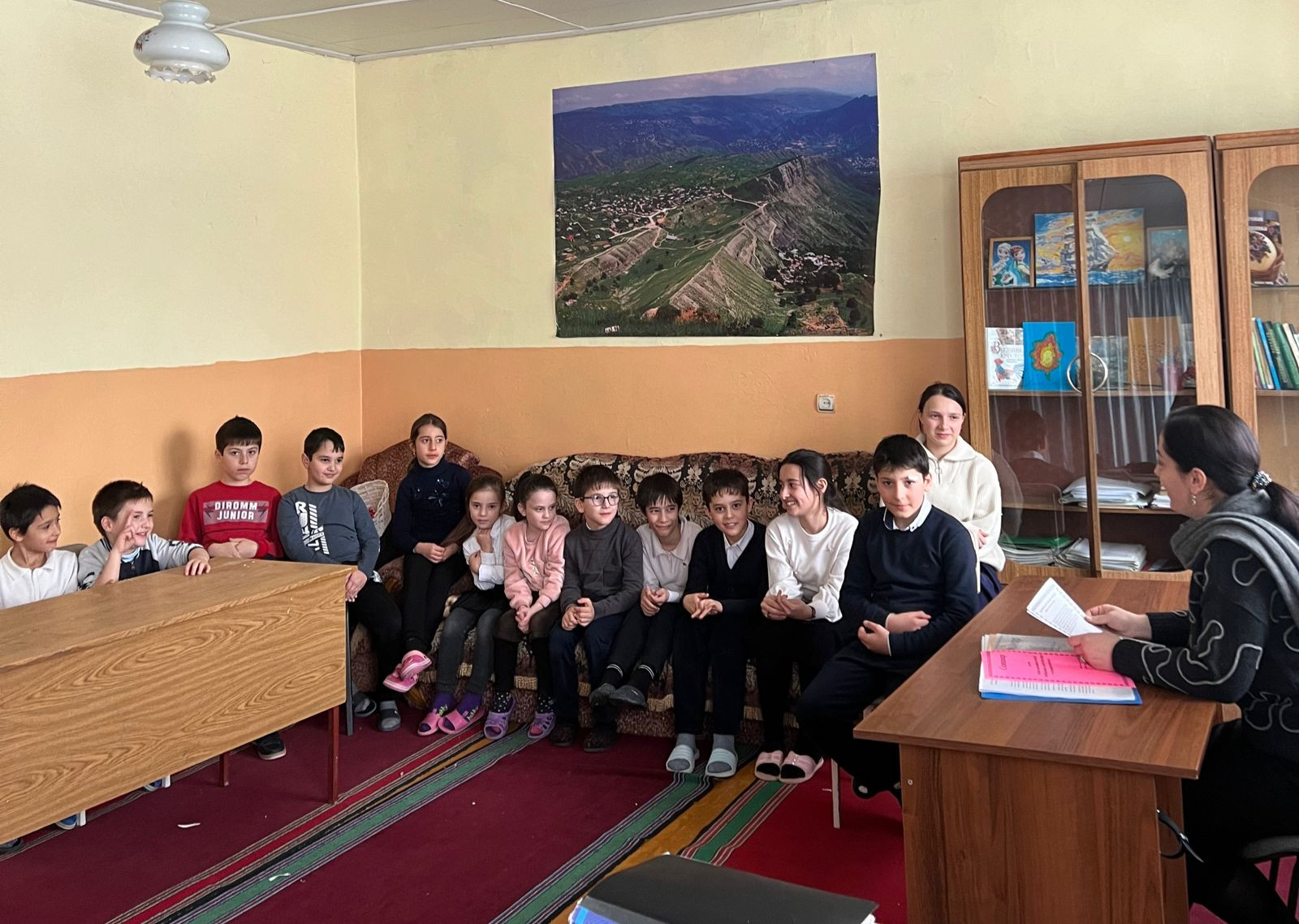 Специалист по социальной работе Центра социального обслуживания населения Абдурашидова Зайнаб провела беседу среди детей посещающие отделение центра на тему: «Здоровый образ жизни.Гигиена школьника».