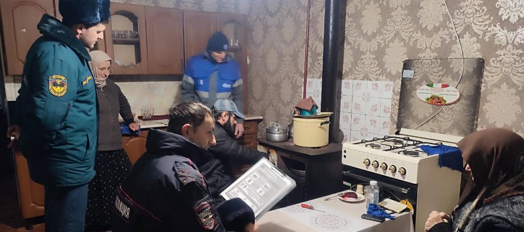 В Цумадинском районе социальное учреждение Минтруда РД совместно с другими ведомствами участвует в проверке исправности газового оборудования в домовладениях