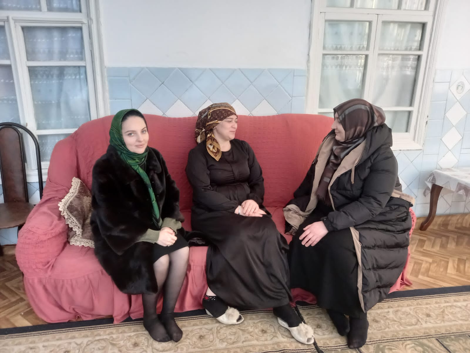 Специалист по работе с семьёй  ГБУ РД КЦСОН в МО " Левашинский  район" Каймаразова З.   и  юрист Газимагомедова Р.  посетили  на дому  многодетную    семью для  оказания  юридической  консультации.