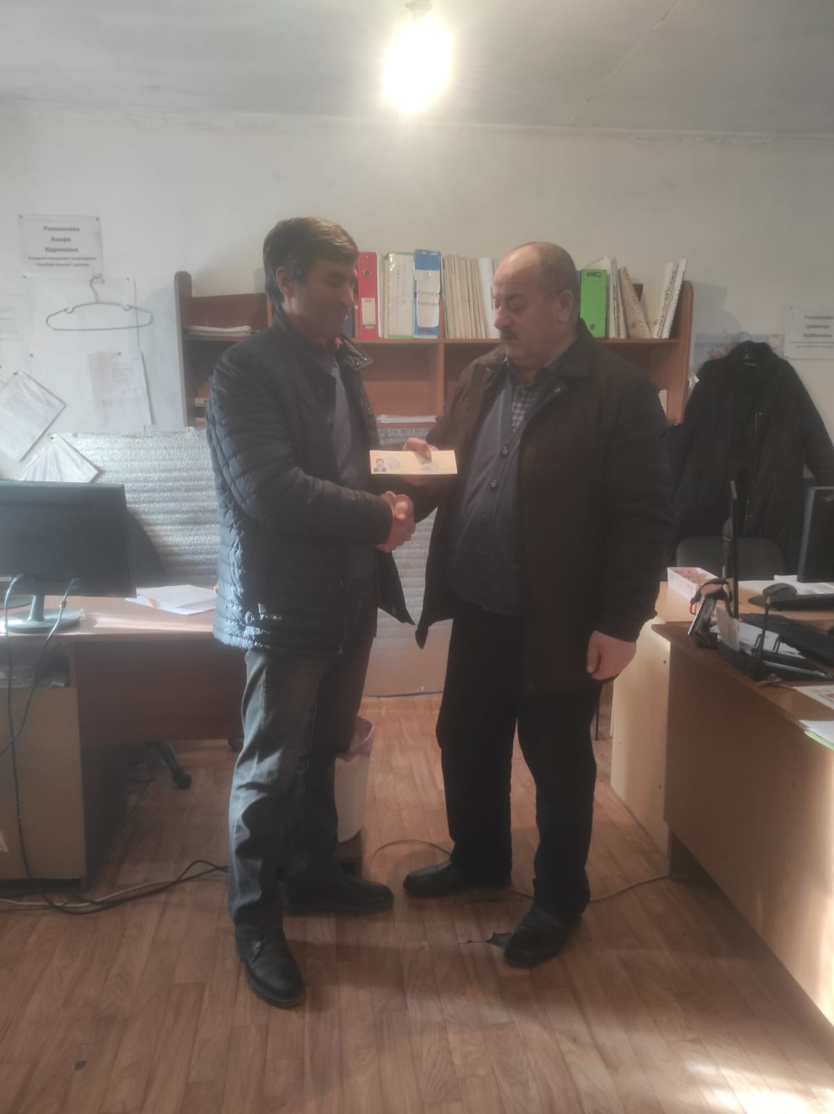 Ветерану труда вручили удостоверение