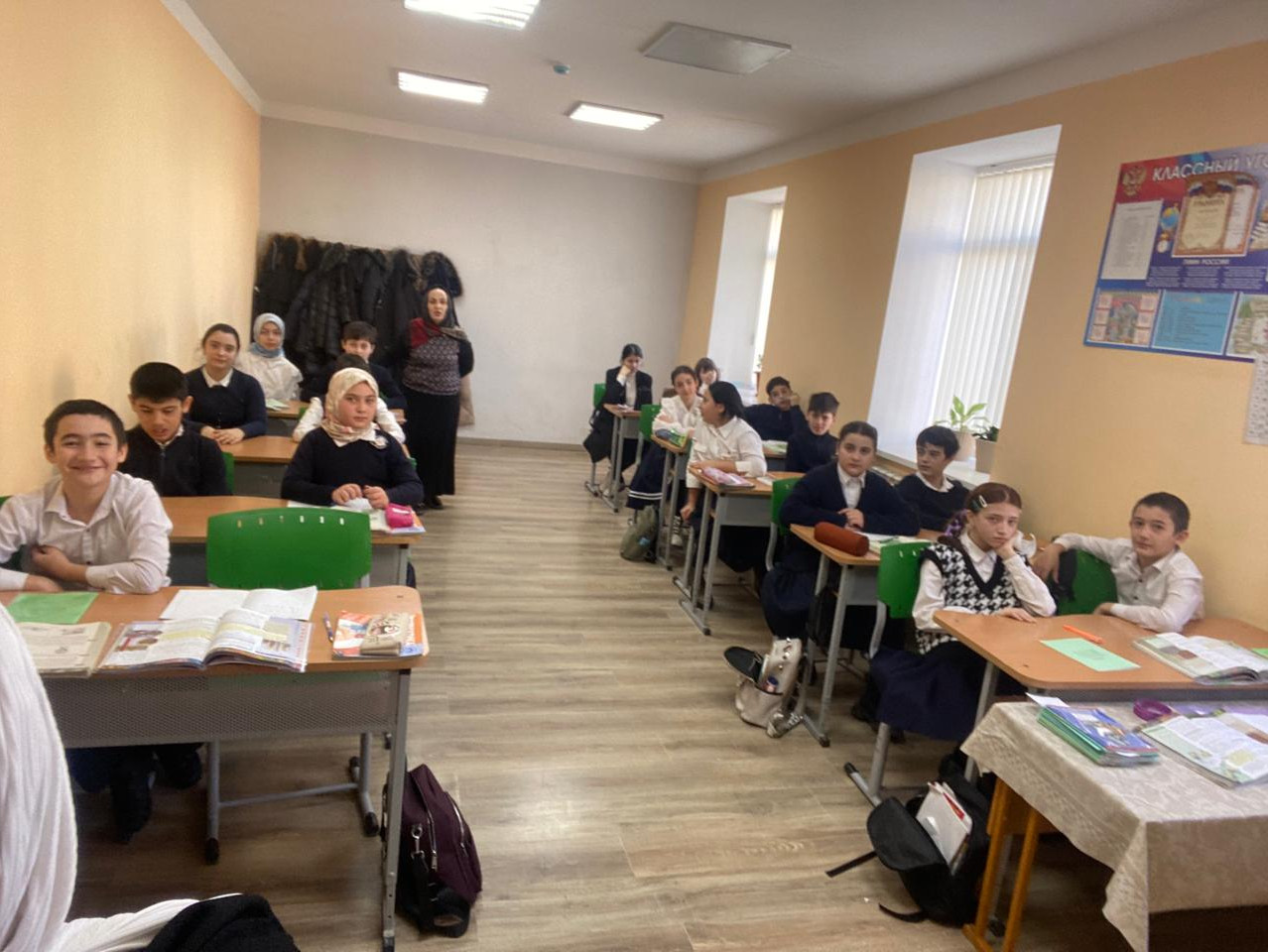 Специалист по соц.работе Магомедова Зайнаб провела беседу среди детей на свежем воздухе ,тема "Здоровый образ жизни".Правильное питание, соблюдение режима дня, физическая активность, отказ от вредных привычек, соблюдение личной гигиены.