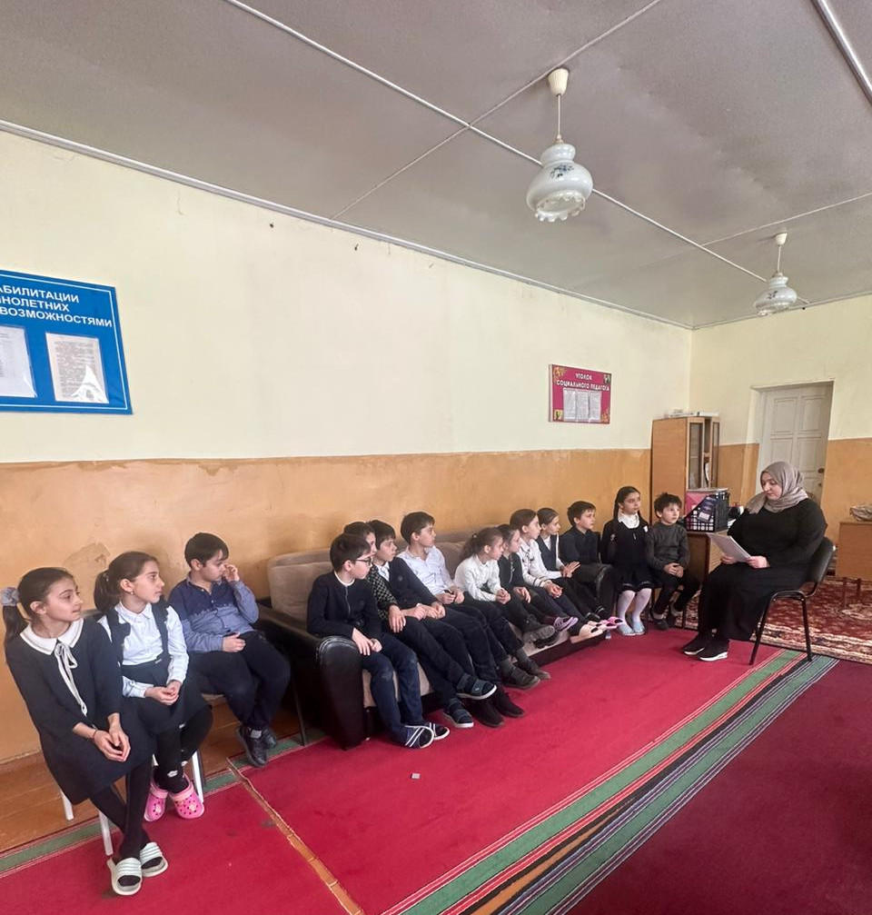?Специалист центра социального обслуживания населения  отделения на дому детей и семей с детьми Каймаразова З.К. провела беседу с детьми разных возрастов о вреде «Алкоголизма и наркомании».