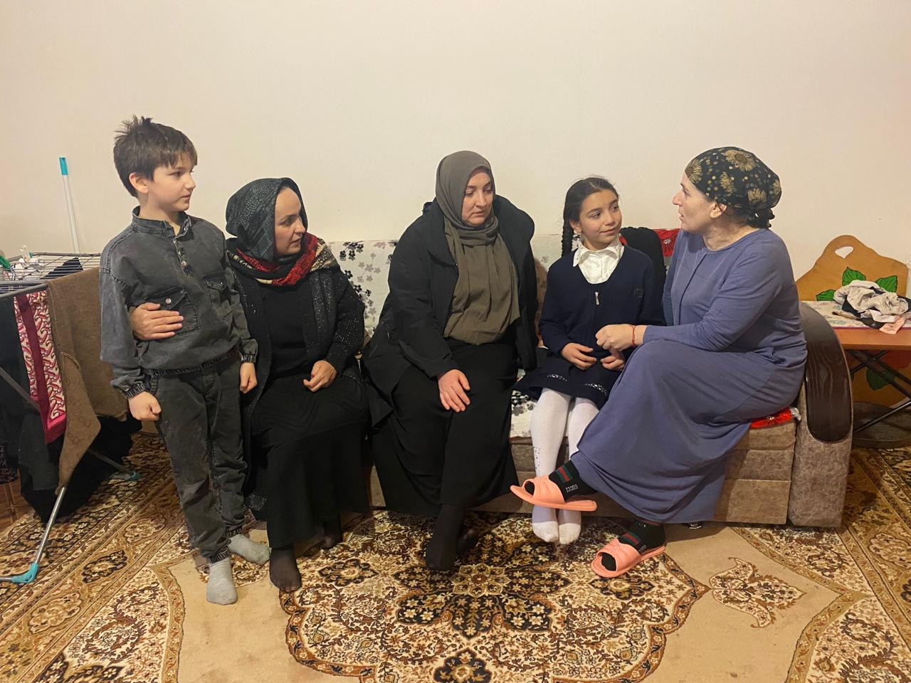 ?Специалист по соц работе Магомедова Зайнаб и Каймаразова Зайнаб посетили  многодетную семью Омаровой Алпият с целью обследования социально бытовых условий и провели беседу " Дети против наркотиков"