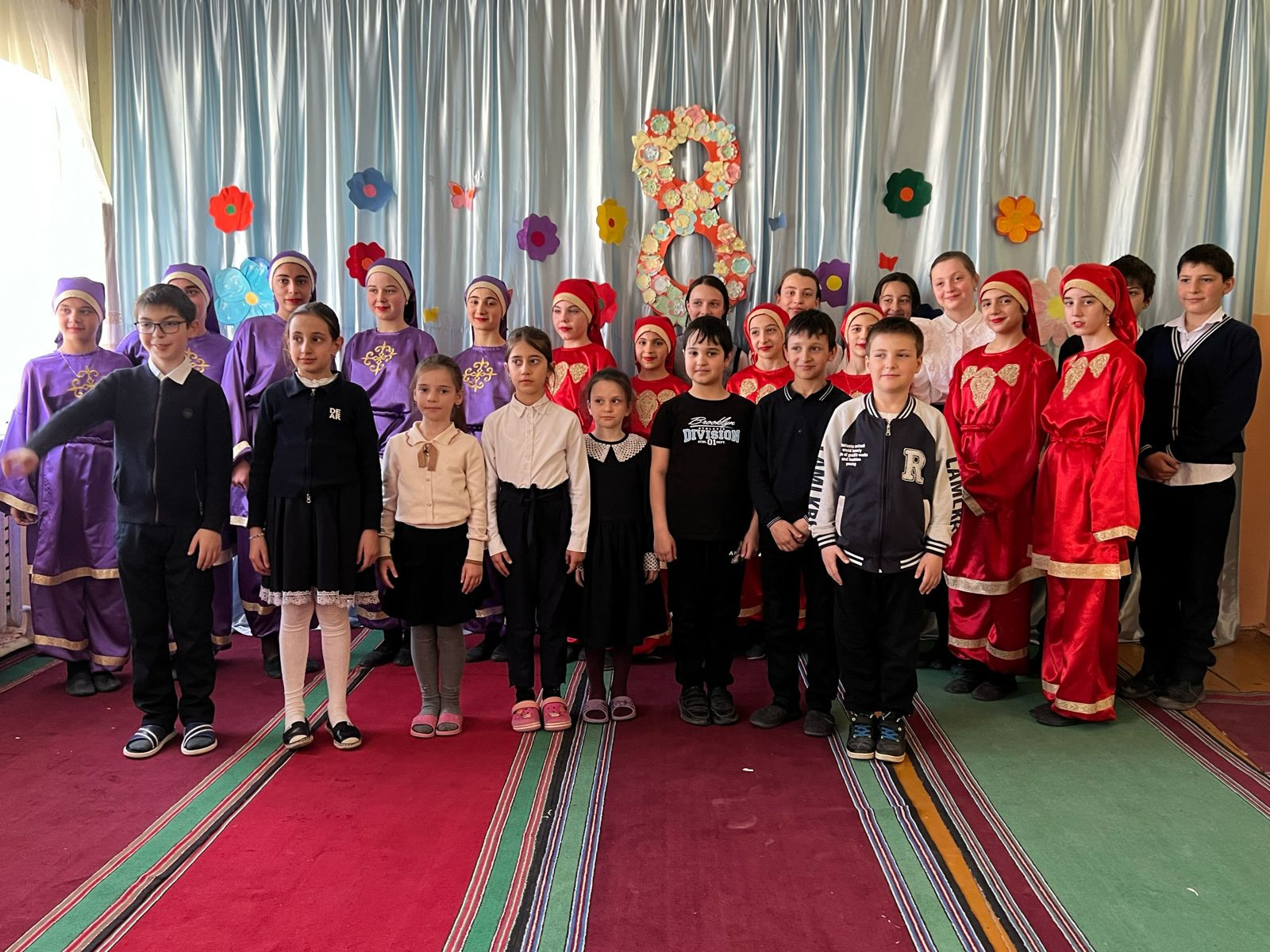 06.03.2024г. В центре социального обслуживания населения в МО "Левашинский район" специалисты отделения дневного пребывания детей и семей с детьми организовали и провели мероприятие с детьми отделения на 8 марта «Букет для мамы».