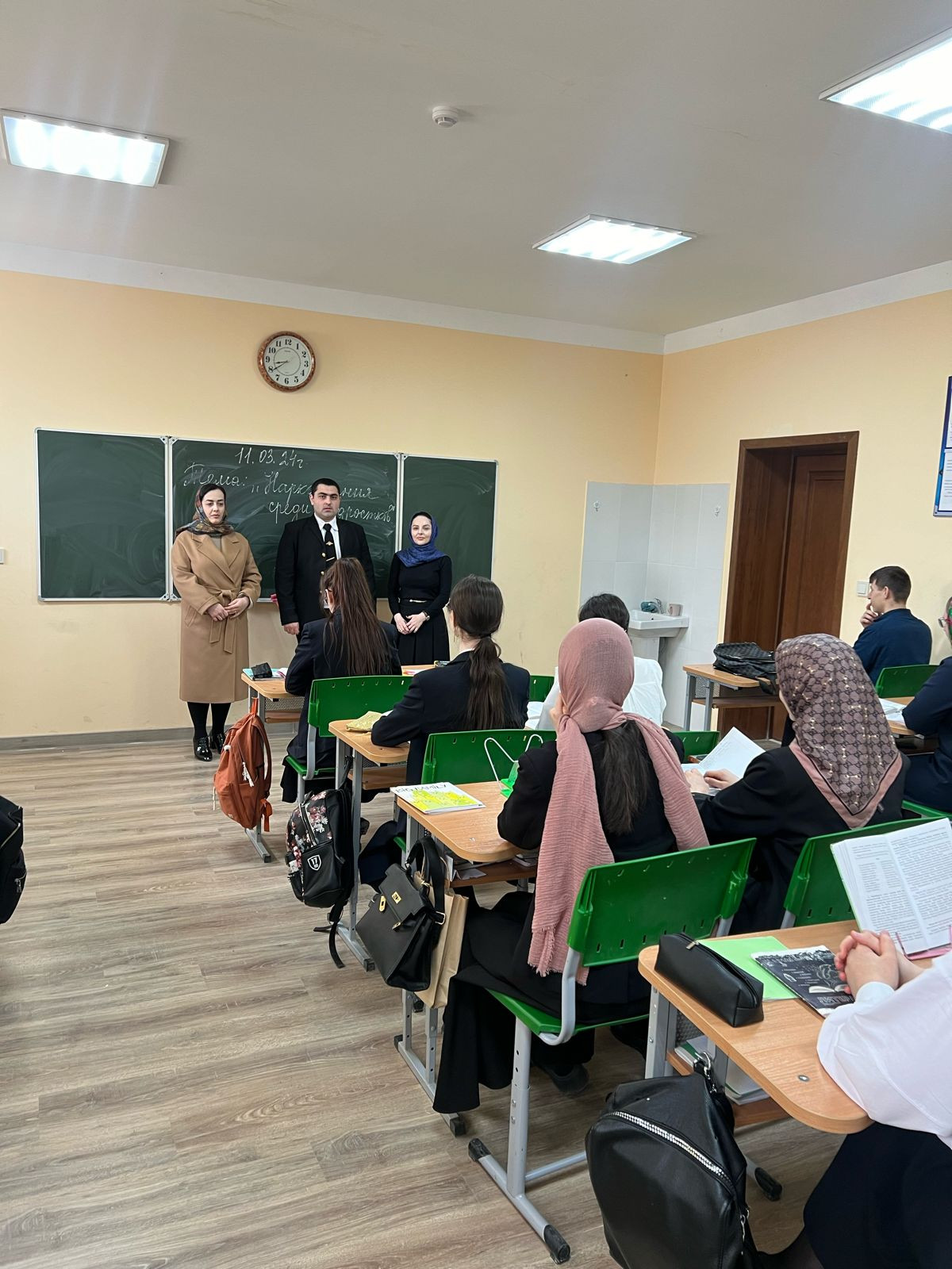 Юрист ГБУ РД КЦСОН в МО "Левашинский район" Газимагомедова Р.совместно со специалистом по социальной работе Абдурашидовой З. и со студентом 3 курса СКИ ВГУЮ Алиевым М.провели лекцию в ЛСШ 2  в 10 классах,на  тему: "Наркомания среди подростков".